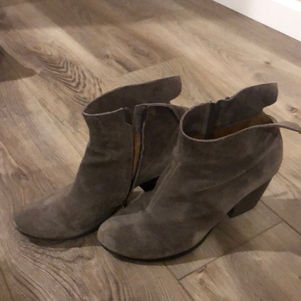 Cíclico suede ankle boots.